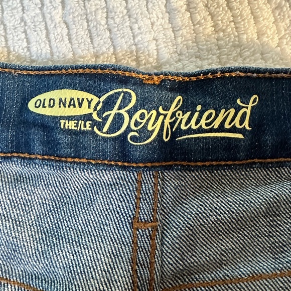 Old Navy Distressed Boyfriend Denim Shorts | Size 4 | Trendy and Comfortable - Picture 8 of 8